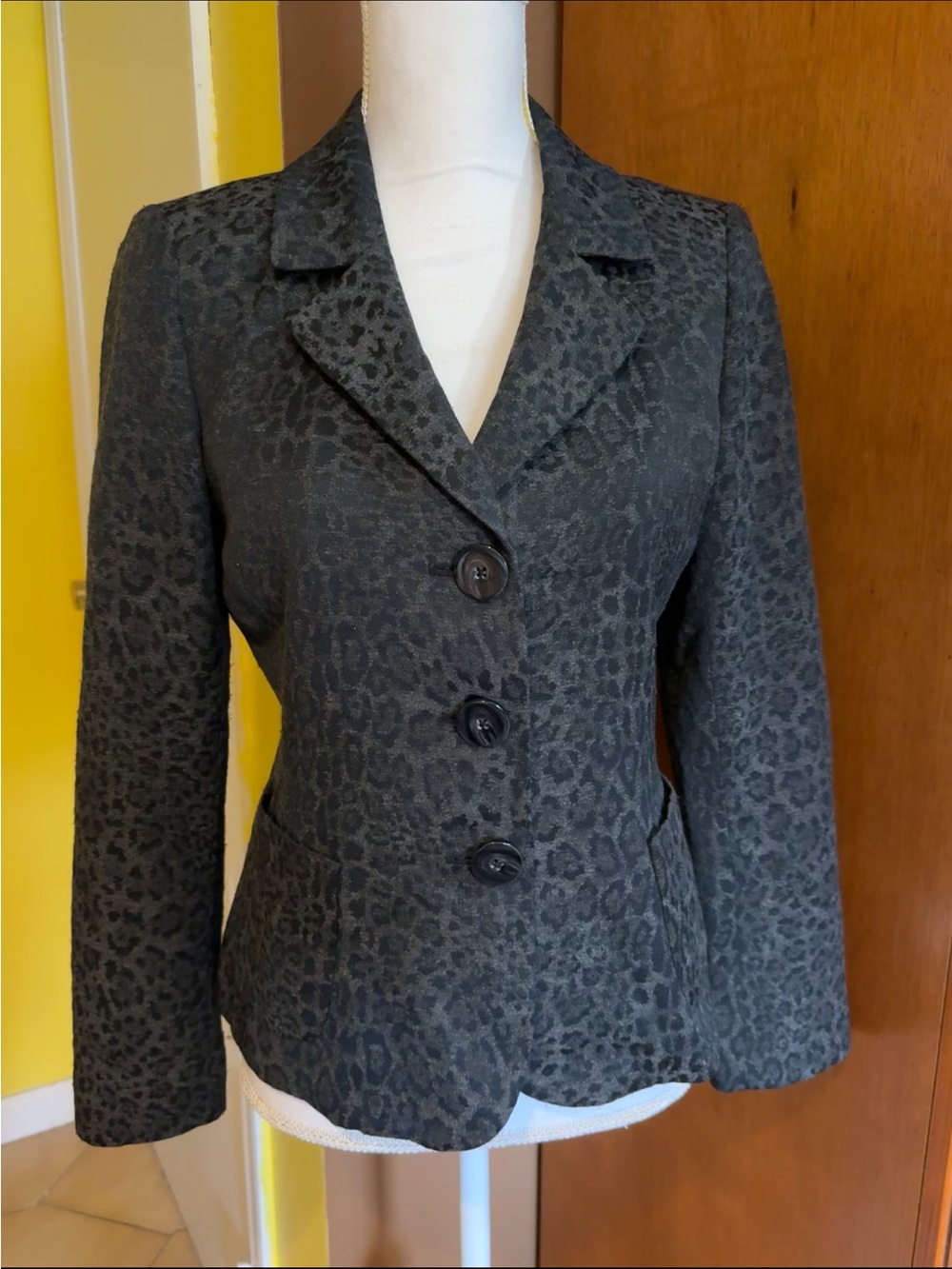 Dana Buchman Petite Gray Leopard
Print Button Blazer Size 4
